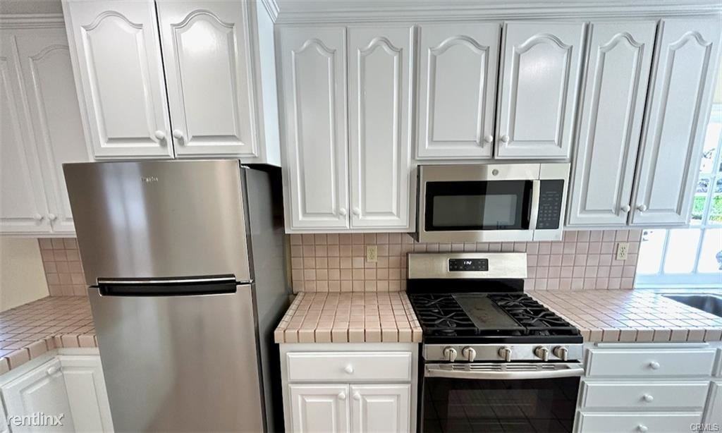 2807 N Valley Dr - Photo 2 of 10