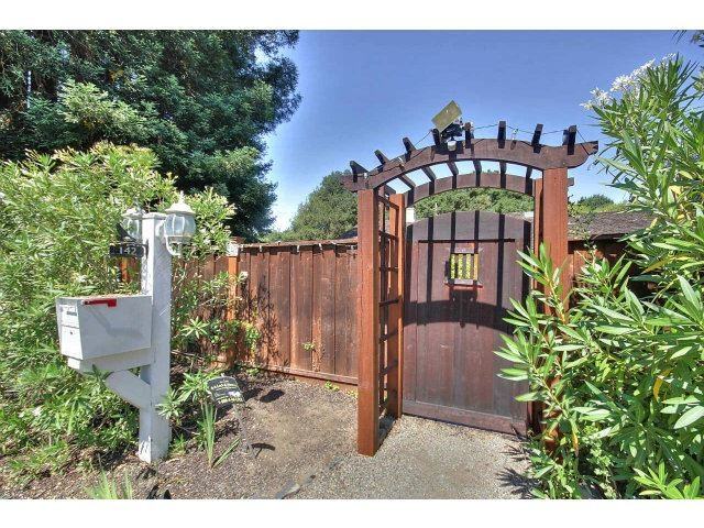 142 Patricia Dr - Photo 2 of 25