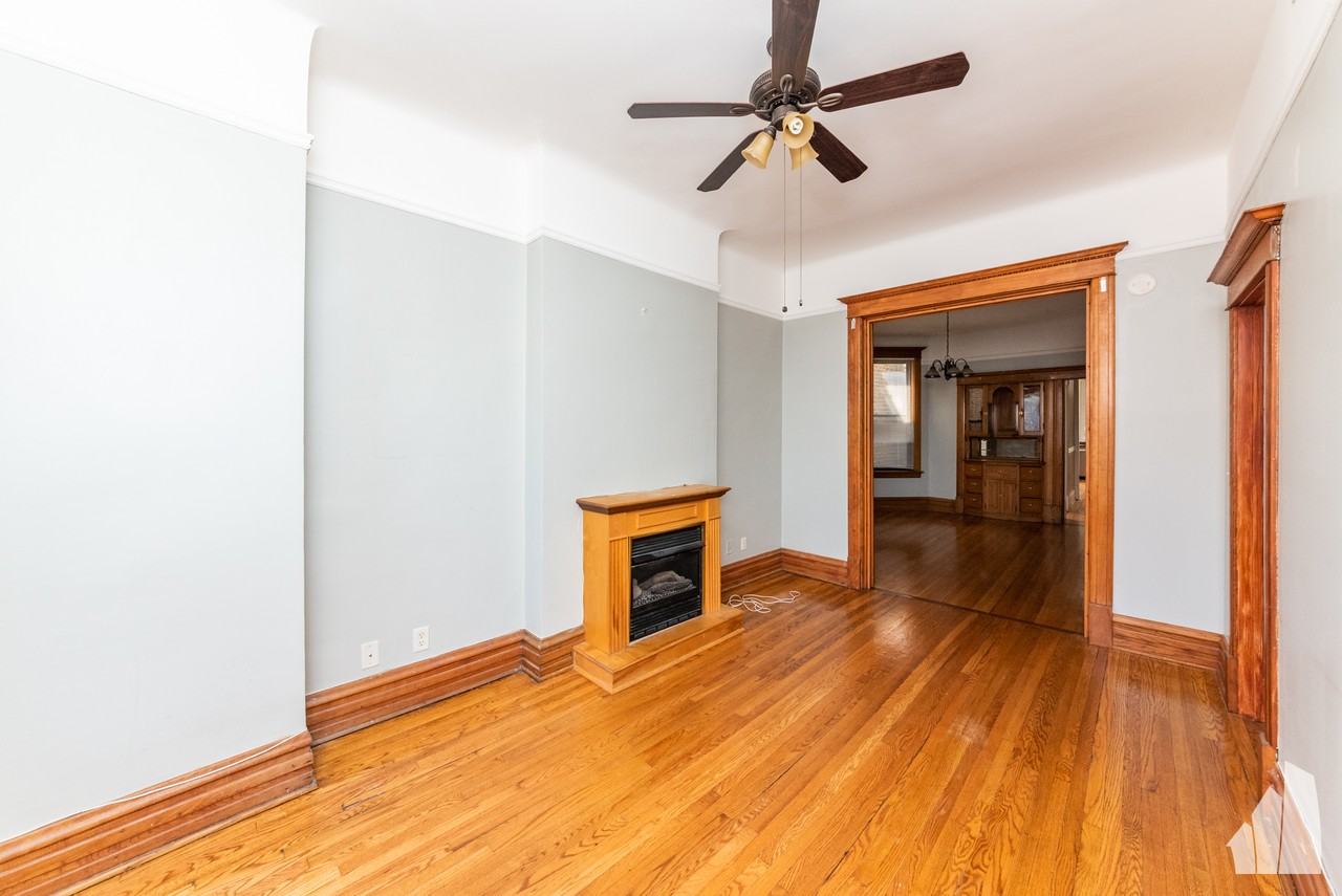 907 W Addison St #2 - Photo 3 of 23