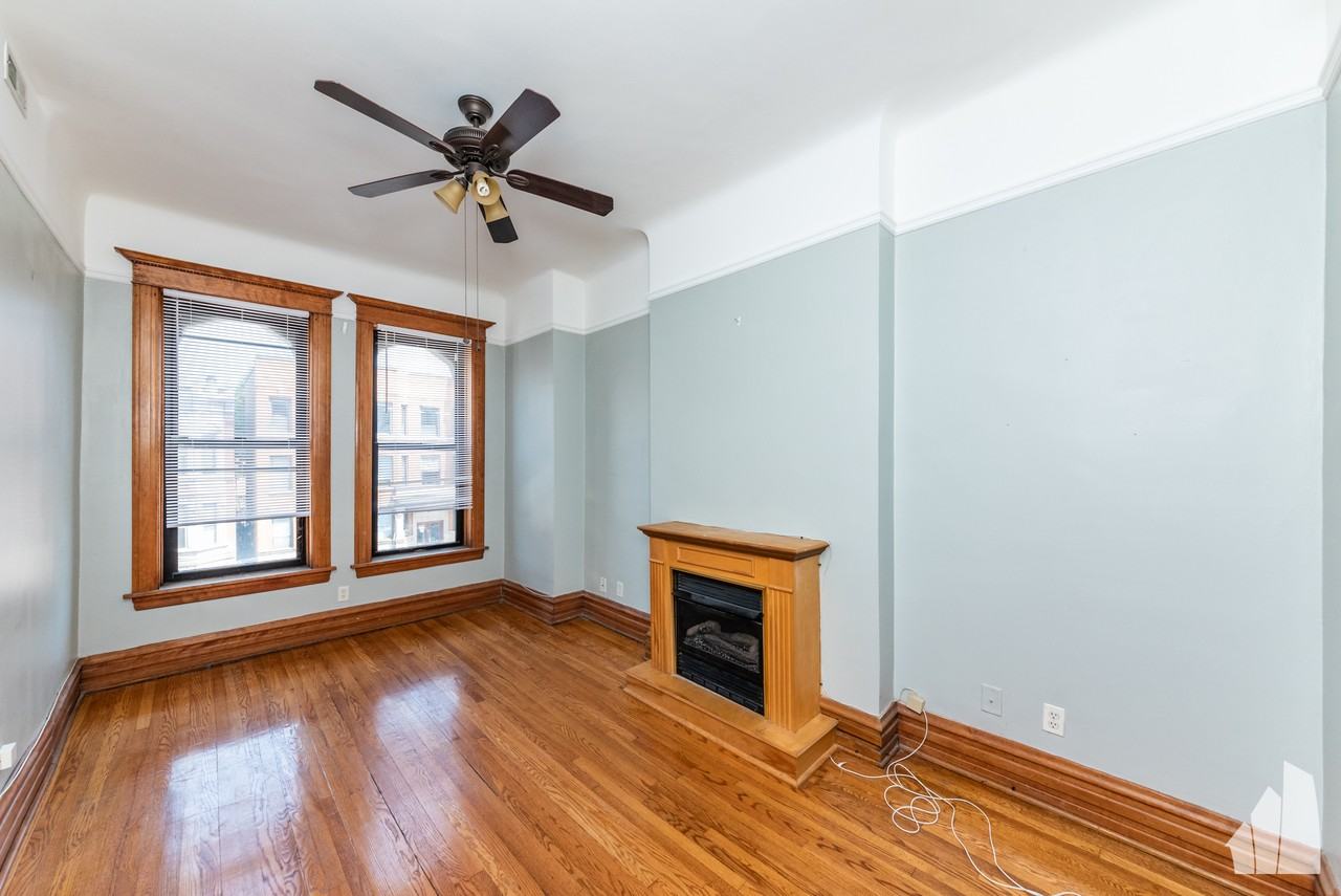 907 W Addison St #2 - Photo 4 of 23