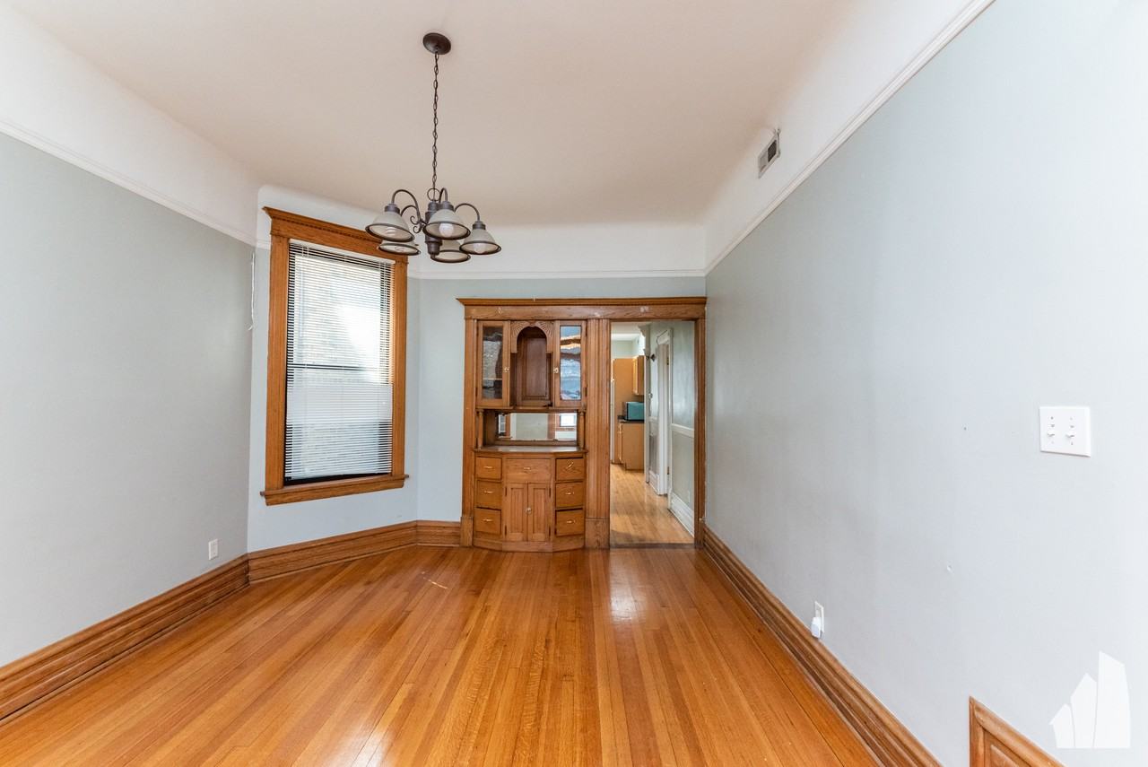 907 W Addison St #2 - Photo 5 of 23