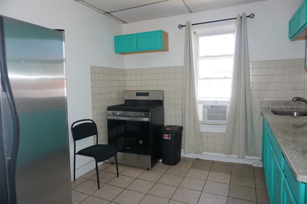 2311 Arctic Ave - Photo 2 of 7