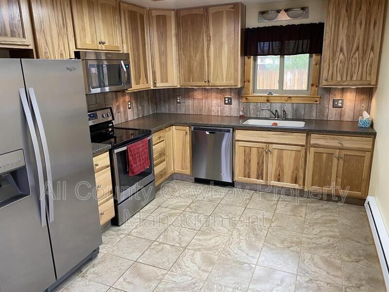 281 N Colorado Ave - Photo 3 of 15