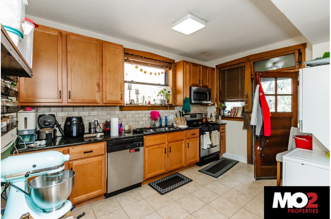 1738 W Addison St #3 - Photo 5 of 15