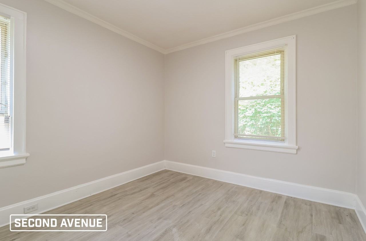 1115 Woodlawn Ave - Photo 4 of 8