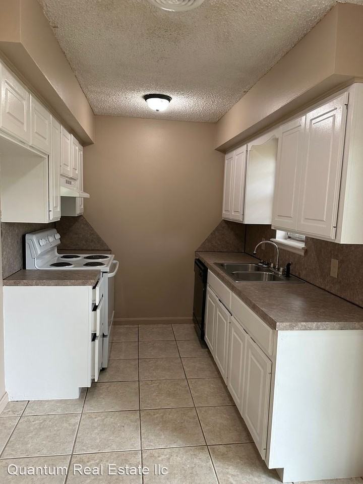 1007 N St - Photo 3 of 10