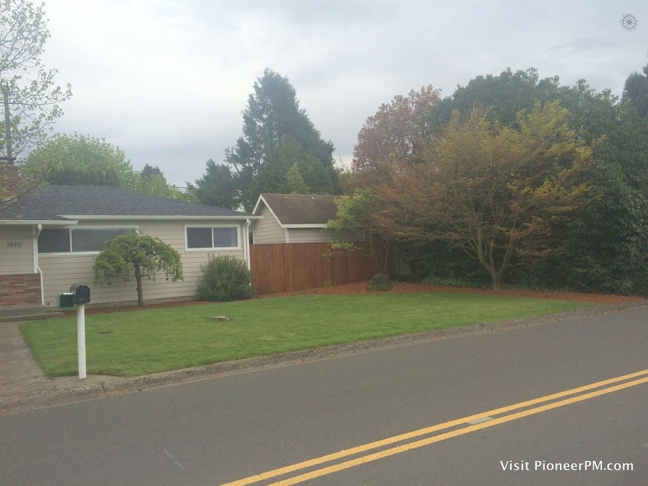 1495 Lake Dr - Photo 3 of 20