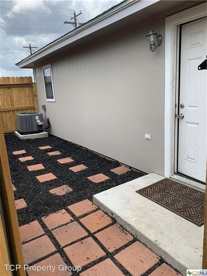 313 N Rail St - Photo 3 of 14