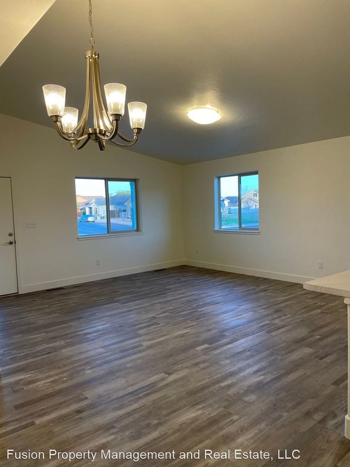 1105 Kiefer Ave - Photo 3 of 11