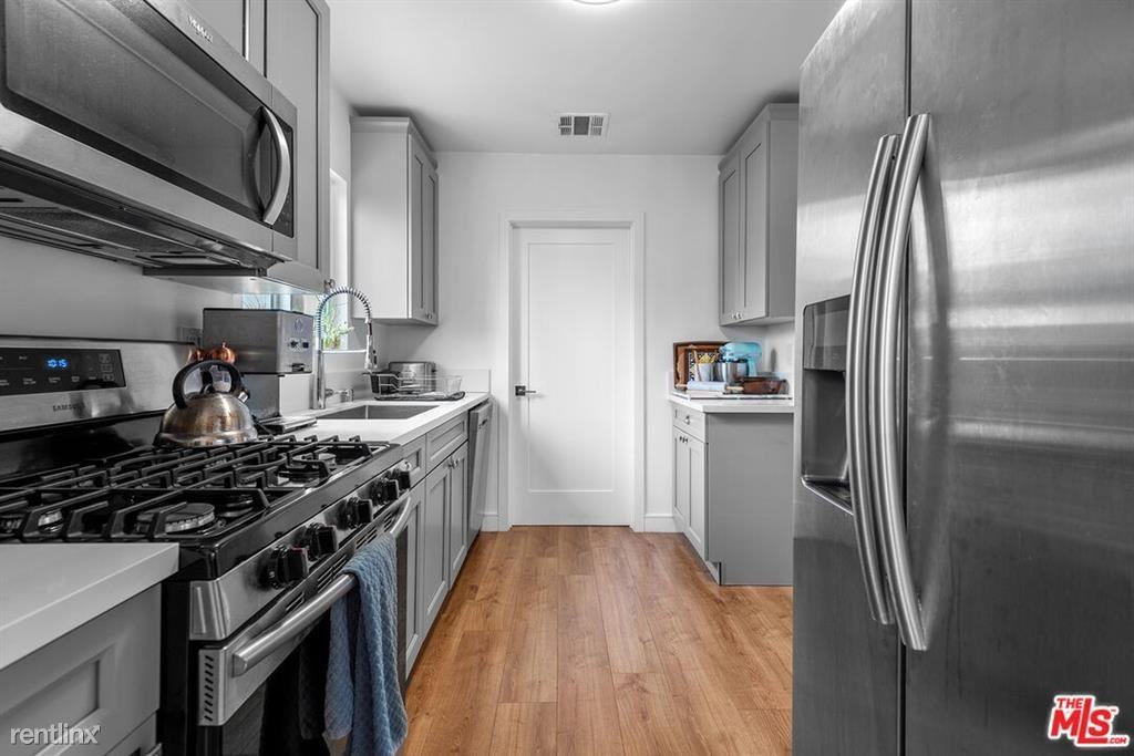 10806 Overland Ave - Photo 2 of 10