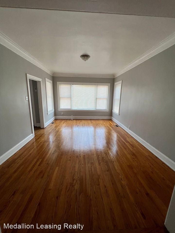 6434 S Sacramento Ave - Photo 3 of 19