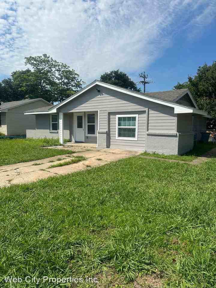 1635 Lee St - Photo 2 of 23