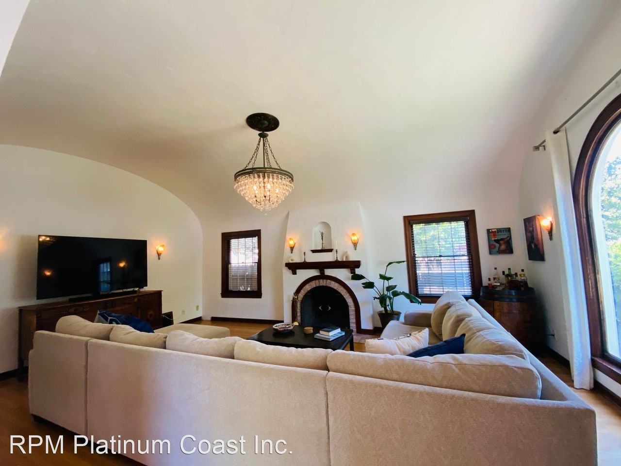 3003 N Van Ness Blvd - Photo 2 of 32