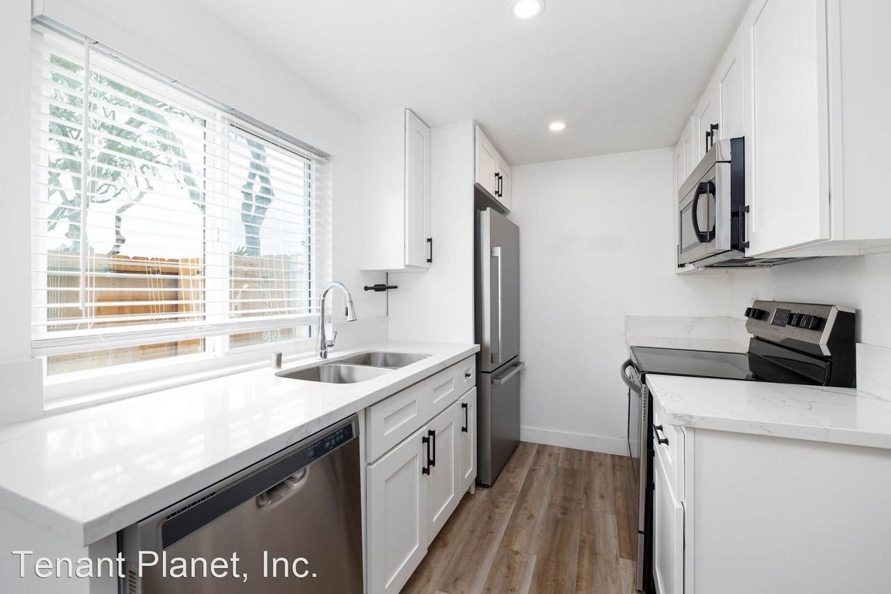 2518 White Oak Pl #B - Photo 2 of 14