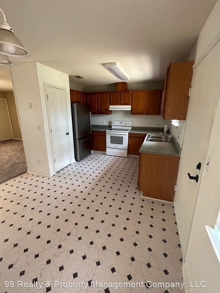 159 Hawthorn Rd - Photo 3 of 20