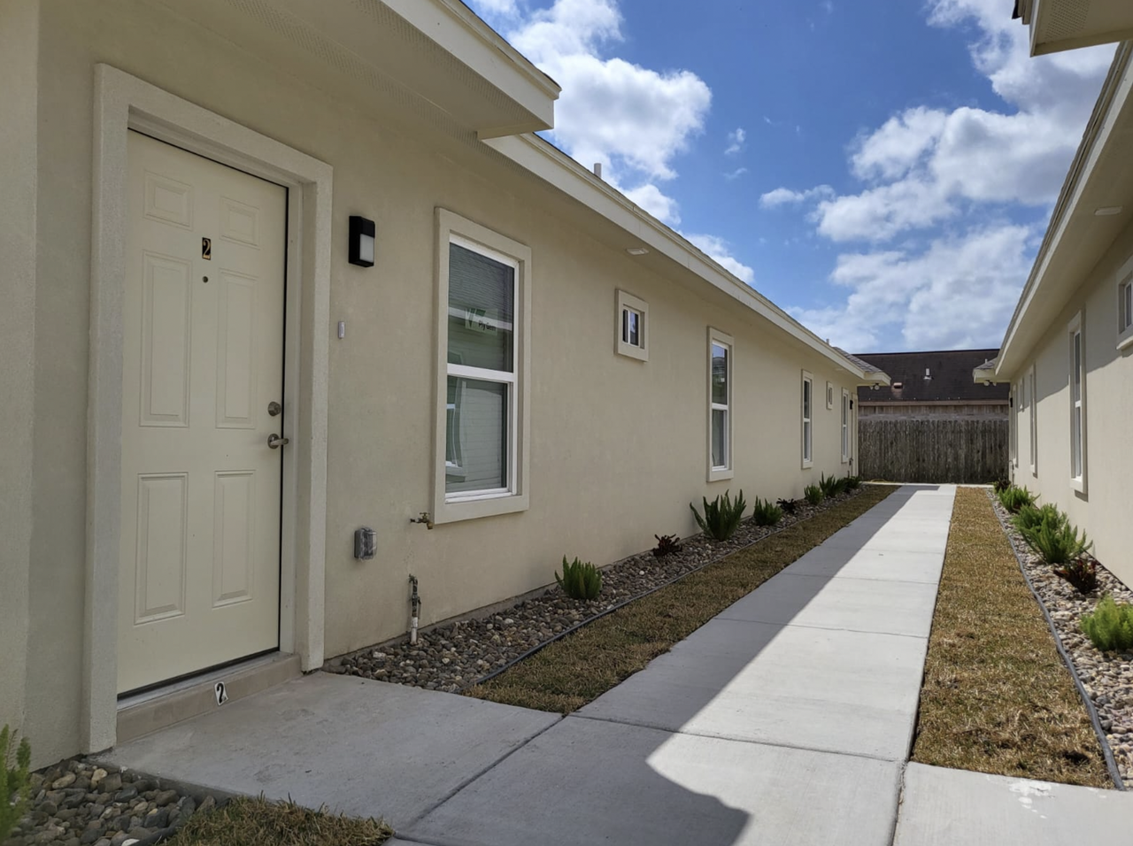 1040 English Ave - Photo 2 of 11