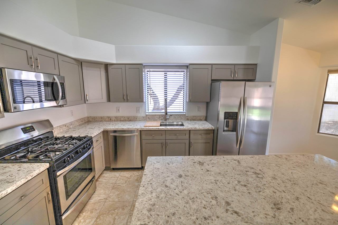 10019 N Roxbury Dr - Photo 3 of 26