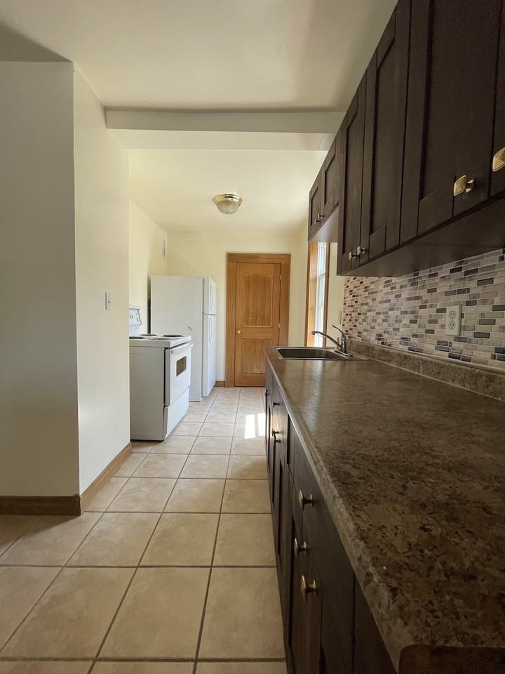 1685 Albert Rd - Photo 3 of 18