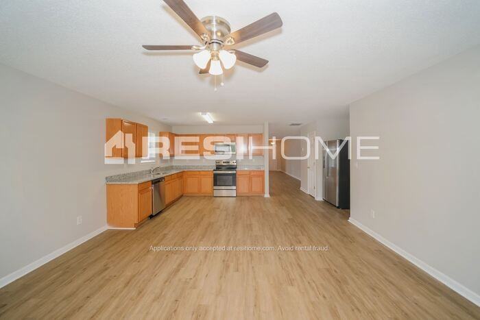 1004 Saint Augustine Pkwy - Photo 3 of 23