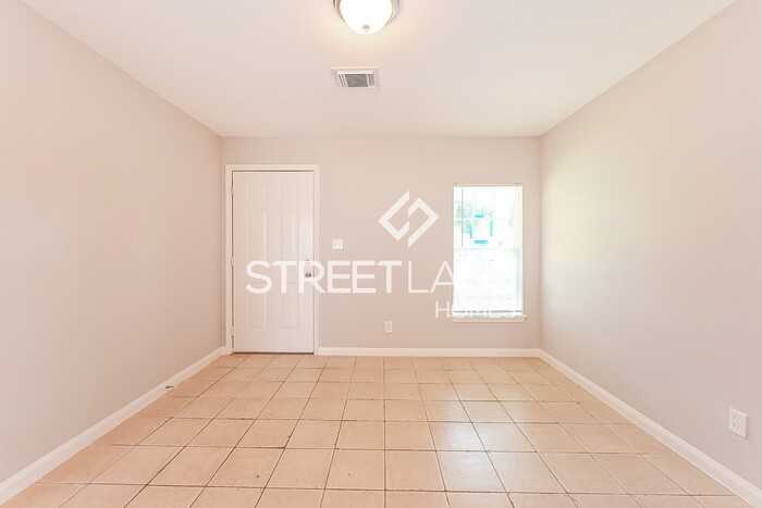 6535 Mohawk St - Photo 2 of 15