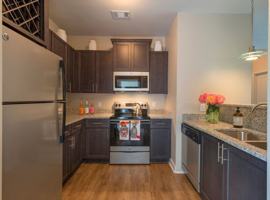 featured image of 1700 Lakeshore Rdg