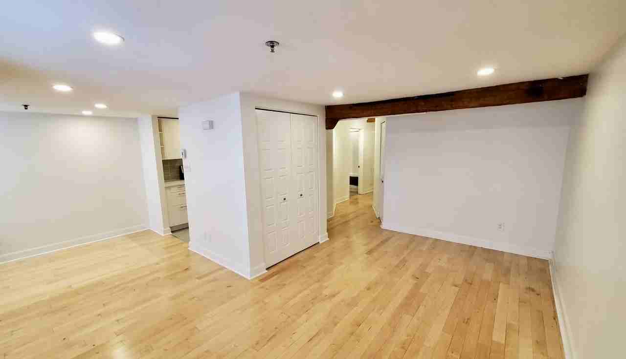 215 Rue de la Commune Ouest 1, Montréal, QC H2Y 3W8 2 Bedroom