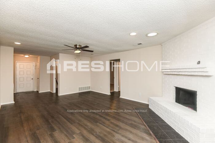 820 Timberoaks Dr - Photo 3 of 23
