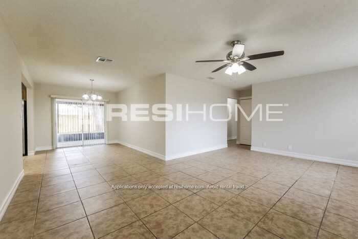948 Jasmine St - Photo 3 of 17