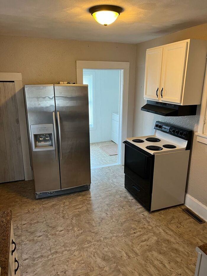 302 Railroad Ave - Photo 3 of 10