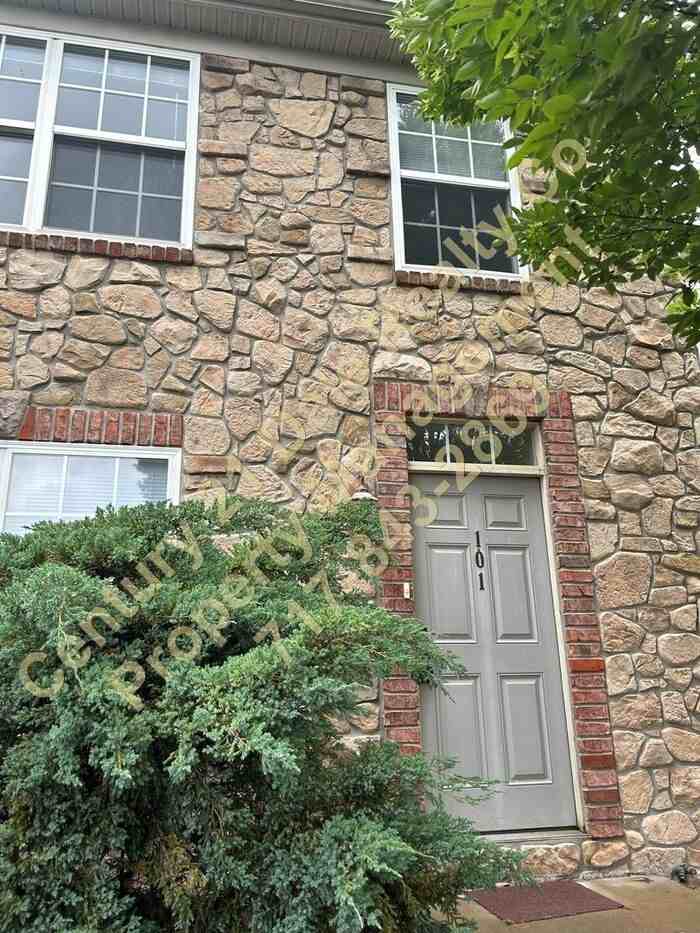 101 Royal Dr - Photo 2 of 27