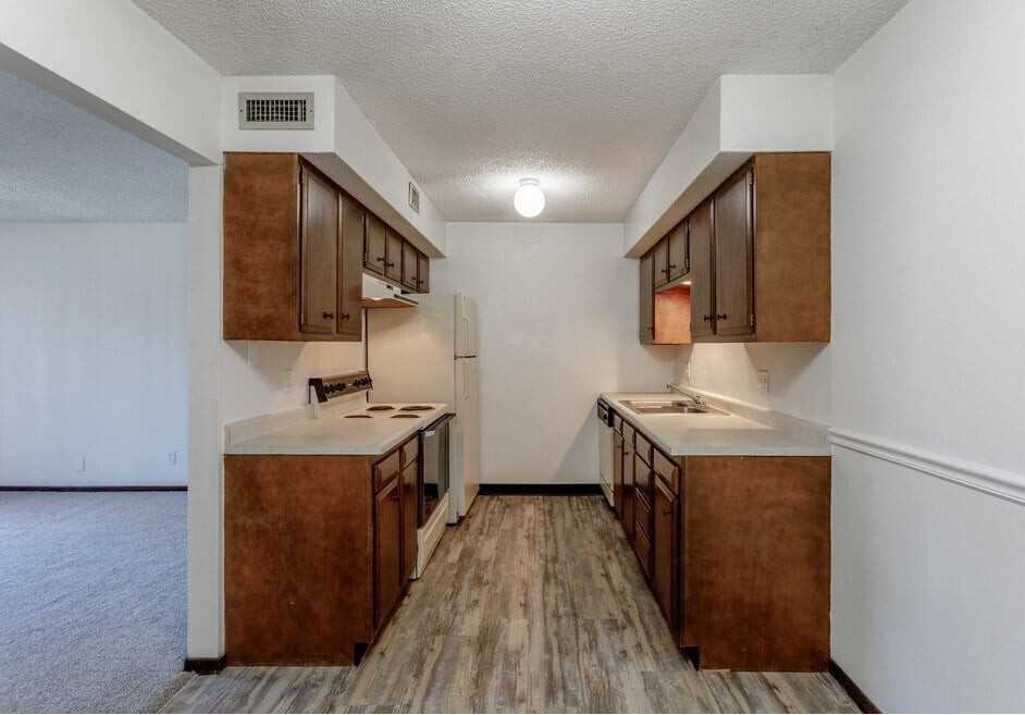 White Lakes Plaza - Photo 4 of 12