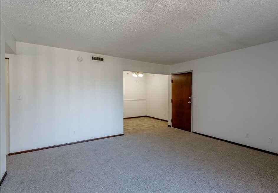 White Lakes Plaza - Photo 5 of 12