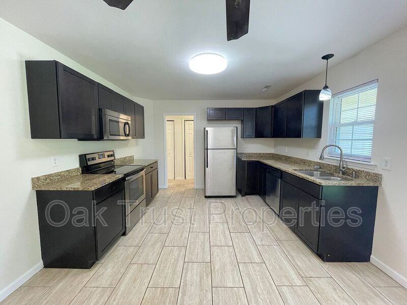 212 Trestlewood Dr - Photo 3 of 18