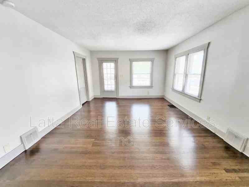 110 W Linden Ave - Photo 3 of 12