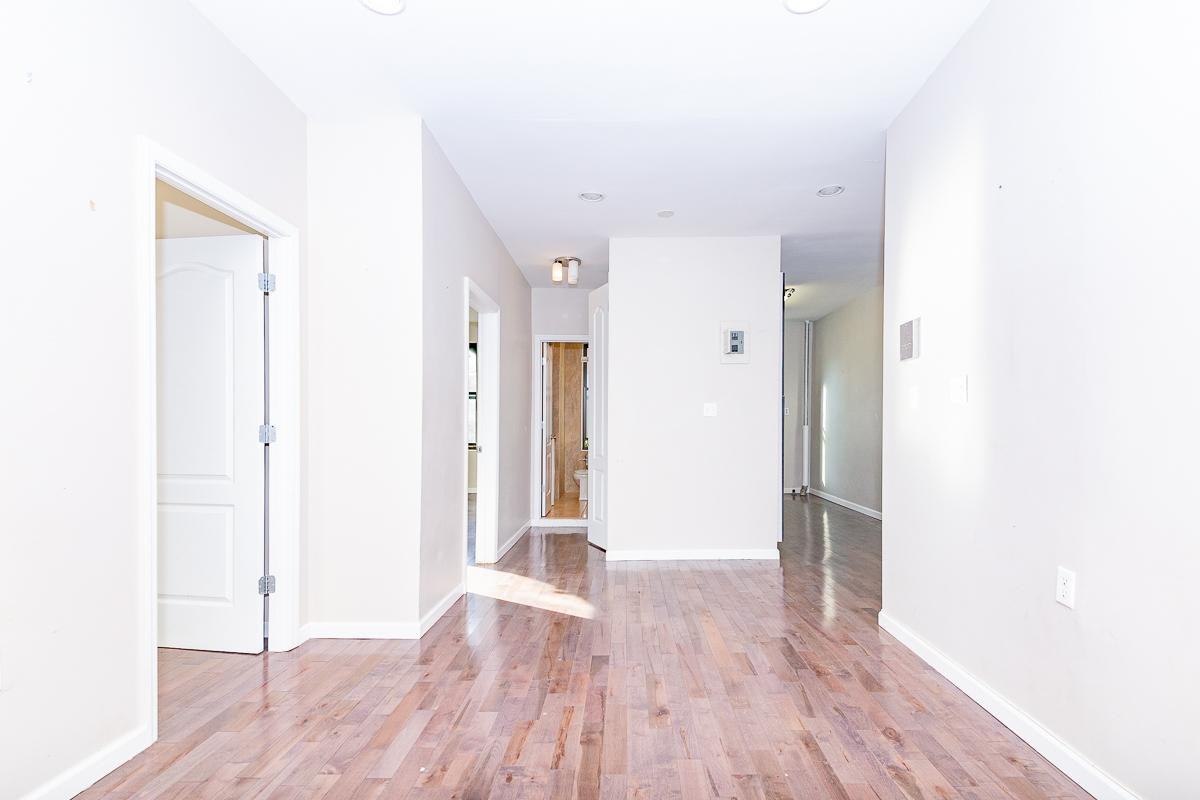 377 Montgomery St #D8