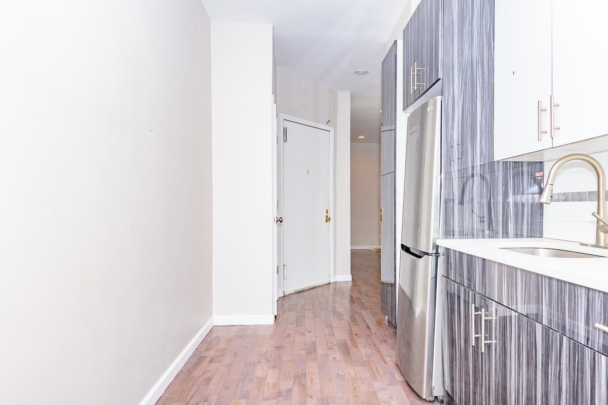 377 Montgomery St #D8 - Photo 3 of 9