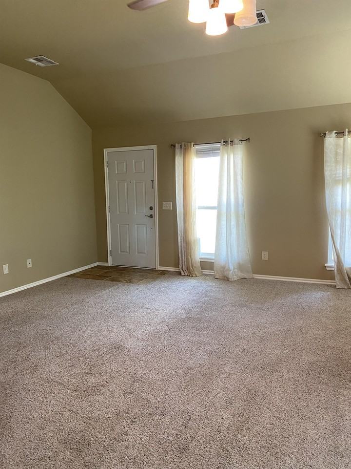 1402 Sw 23rd St #1 - Photo 3 of 22