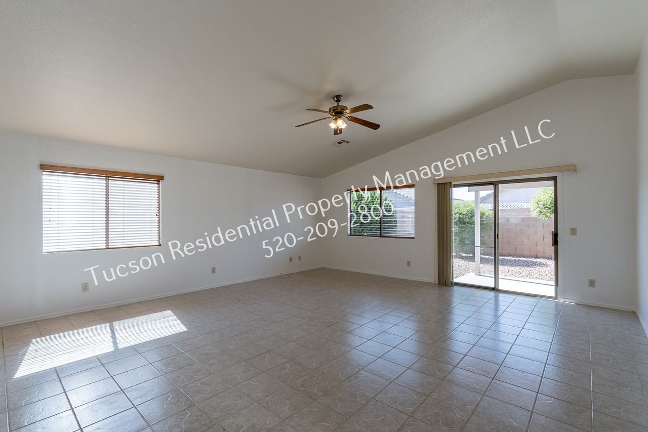 2439 W Rousseau St #1 - Photo 4 of 40