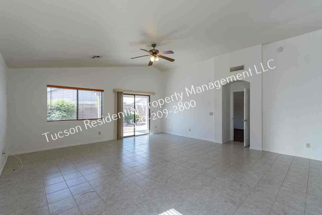 2439 W Rousseau St #1 - Photo 5 of 40