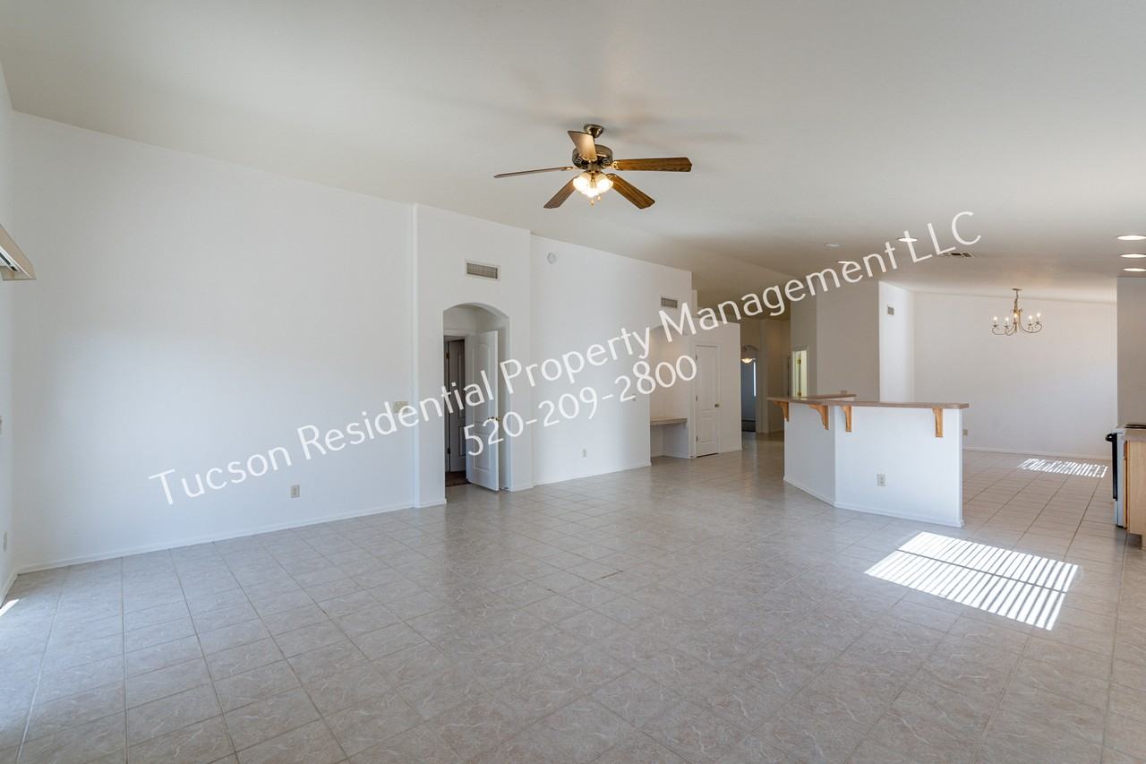 2439 W Rousseau St #1 - Photo 6 of 40