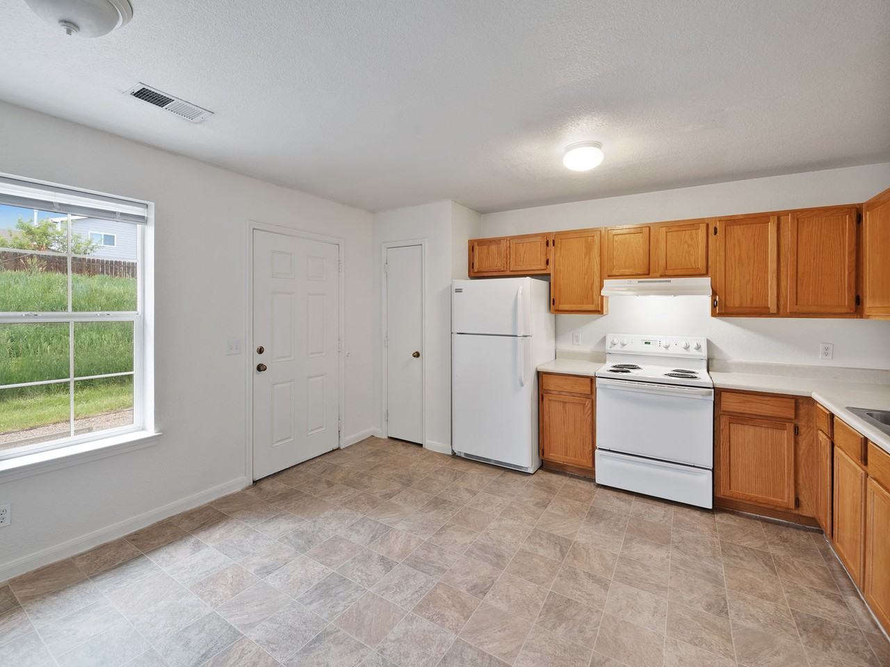 Pershing Pointe Townhomes - Photo 3 of 9