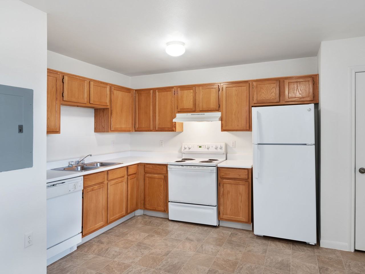 Pershing Pointe Townhomes - Photo 4 of 9