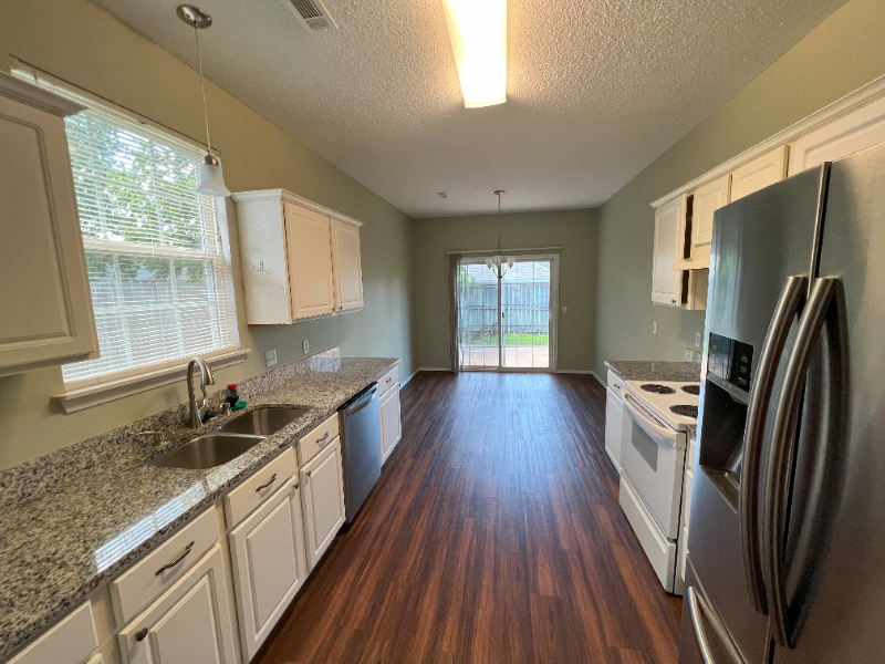 895 S Liberty Dr - Photo 2 of 10