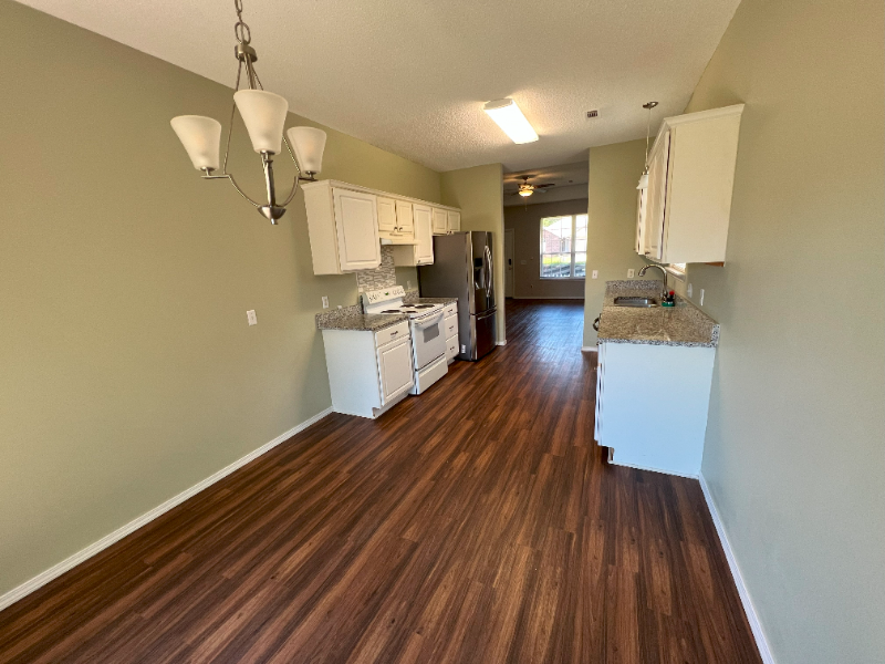 895 S Liberty Dr - Photo 3 of 10