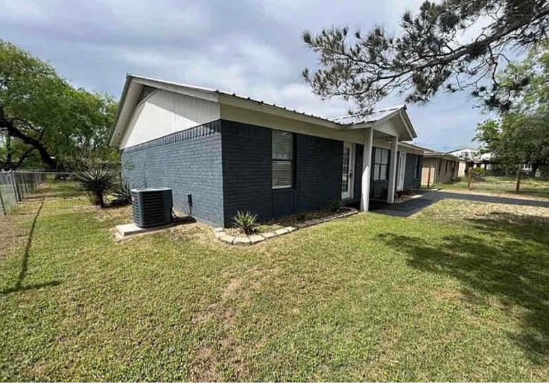 1107 Willow St - Photo 3 of 15