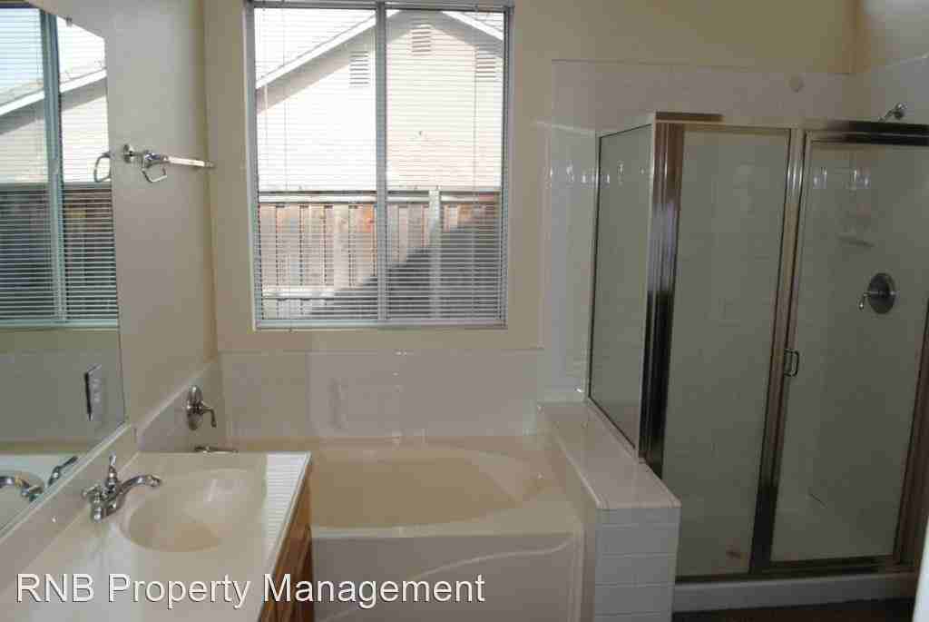 1390 Linfield Dr - Photo 2 of 32
