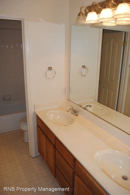 1390 Linfield Dr - Photo 3 of 32