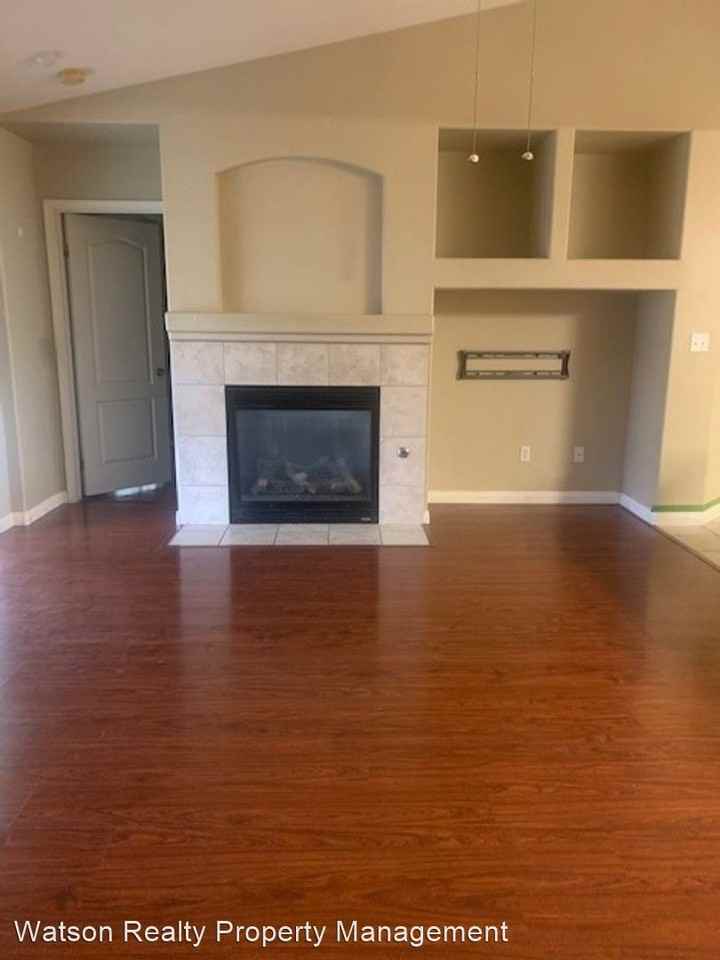 11711 Aurora Valley Ave - Photo 2 of 5