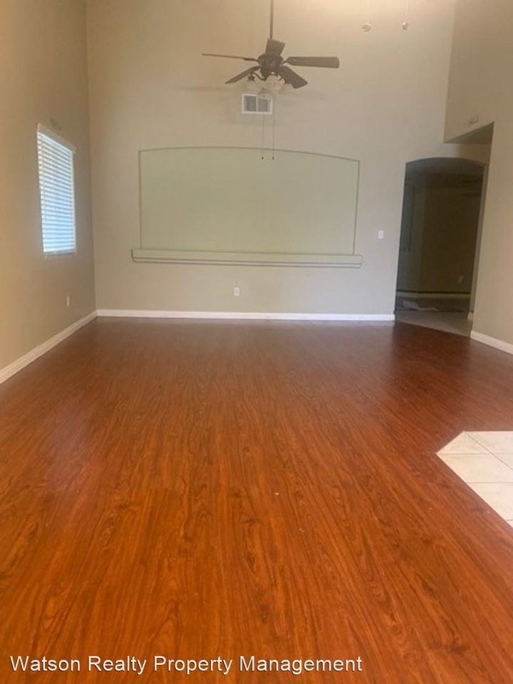 11711 Aurora Valley Ave - Photo 3 of 5