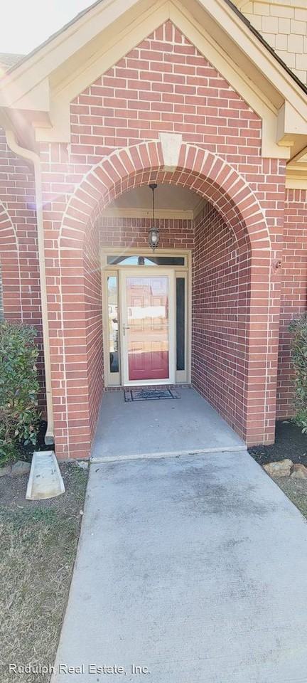 800 Waterford Cir - Photo 2 of 23